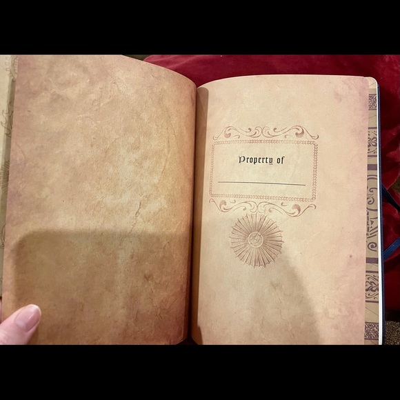 NWOT GAME OF THRONES DELUXE HARDCOVER SKETCHBOOK - Picture 5 of 7